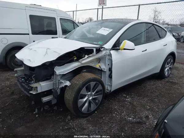 7SAYGDEE1NF358519 2022 TESLA MODEL Y - Image 2