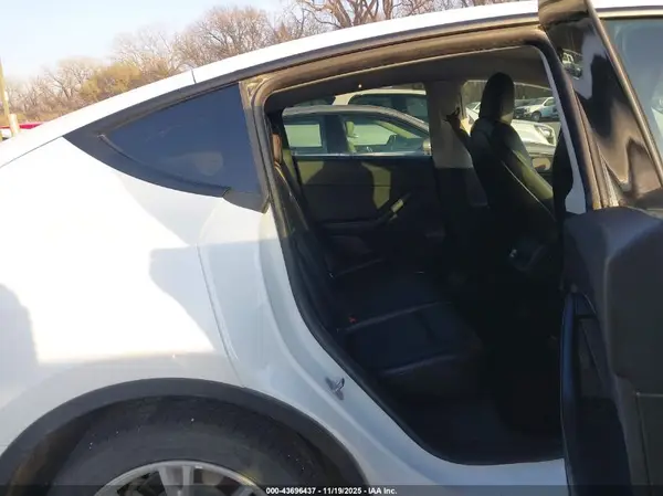7SAYGDEE1NF379788 2022 TESLA MODEL Y - Image 8