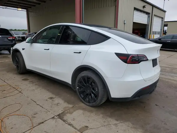 7SAYGDEE1NF386885 2022 TESLA MODEL Y - Image 2