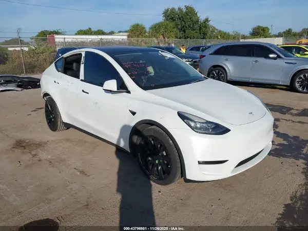 7SAYGDEE1NF438483 2022 TESLA MODEL Y - Image 1