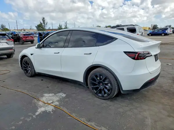 7SAYGDEE1NF447295 2022 TESLA MODEL Y - Image 2