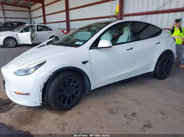 7SAYGDEE1NF543976 2022 TESLA MODEL Y - Image 2