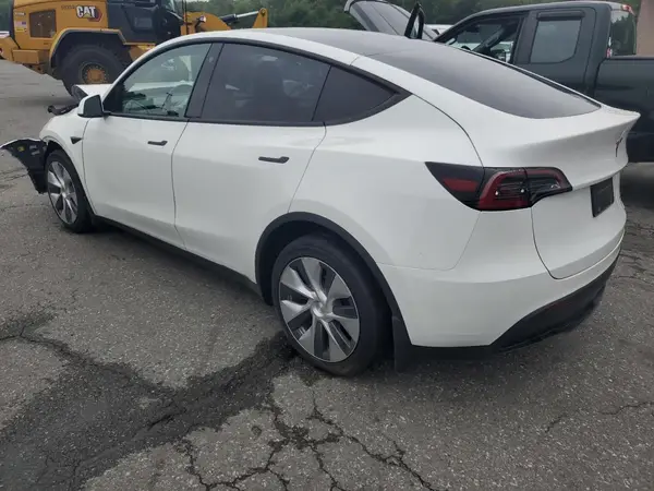 7SAYGDEE1PF618923 2023 TESLA MODEL Y - Image 2