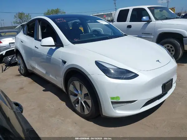 7SAYGDEE1PF660444 2023 TESLA MODEL Y - Image 1