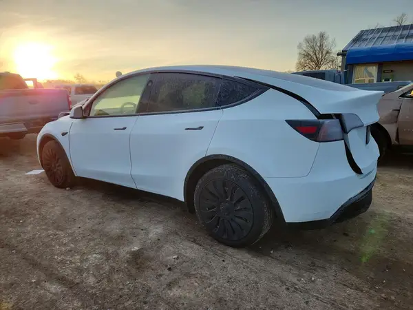 7SAYGDEE1PF817213 2023 TESLA MODEL Y - Image 2