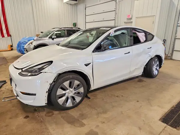 7SAYGDEE1RA256009 2024 TESLA MODEL Y - Image 1