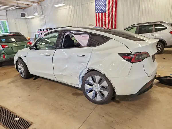 7SAYGDEE1RA256009 2024 TESLA MODEL Y - Image 2