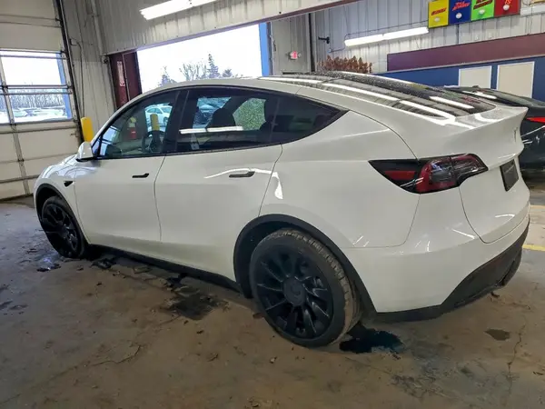 7SAYGDEE1RA258116 2024 TESLA MODEL Y - Image 2