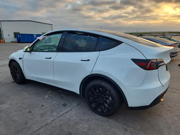 7SAYGDEE1RA272906 2024 TESLA MODEL Y - Image 2