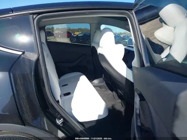7SAYGDEE1RA294842 2024 TESLA MODEL Y - Image 8