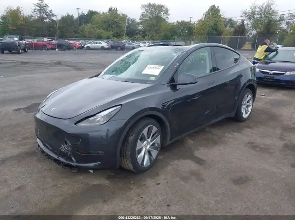 7SAYGDEE1RF090870 2024 TESLA MODEL Y - Image 2