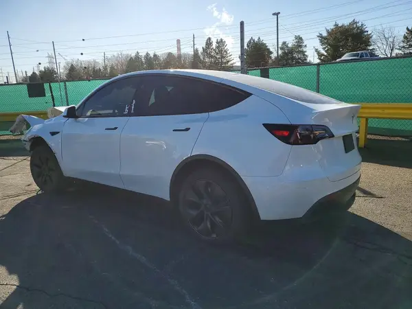 7SAYGDEE1RF151425 2024 TESLA MODEL Y - Image 2