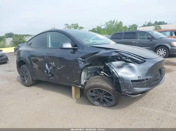 7SAYGDEE1SA369027 2025 TESLA MODEL Y - Image 1