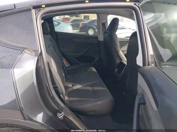 7SAYGDEE1TF341992 2026 TESLA MODEL Y - Image 8