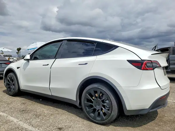 7SAYGDEE2NF318918 2022 TESLA MODEL Y - Image 2