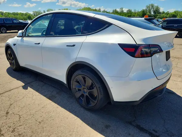 7SAYGDEE2NF320815 2022 TESLA MODEL Y - Image 2