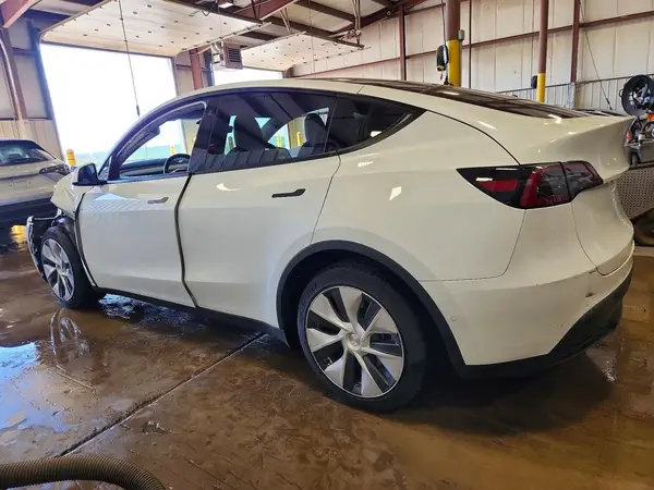 7SAYGDEE2NF331636 2022 TESLA MODEL Y - Image 2