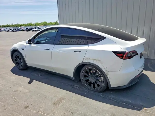 7SAYGDEE2NF348470 2022 TESLA MODEL Y - Image 2
