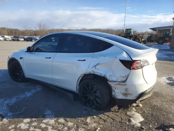 7SAYGDEE2NF356391 2022 TESLA MODEL Y - Image 2