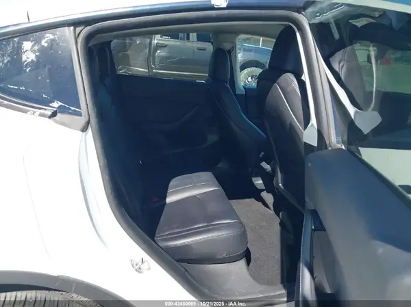 7SAYGDEE2NF356956 2022 TESLA MODEL Y - Image 8