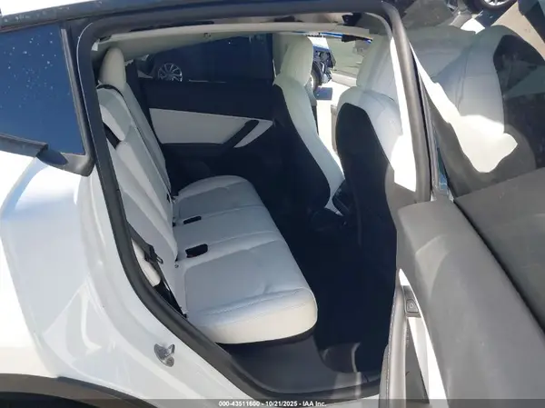 7SAYGDEE2NF362272 2022 TESLA MODEL Y - Image 8