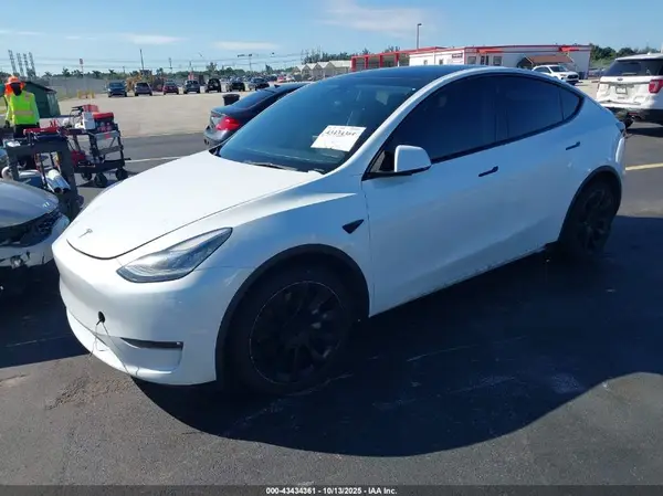 7SAYGDEE2NF385647 2022 TESLA MODEL Y - Image 2