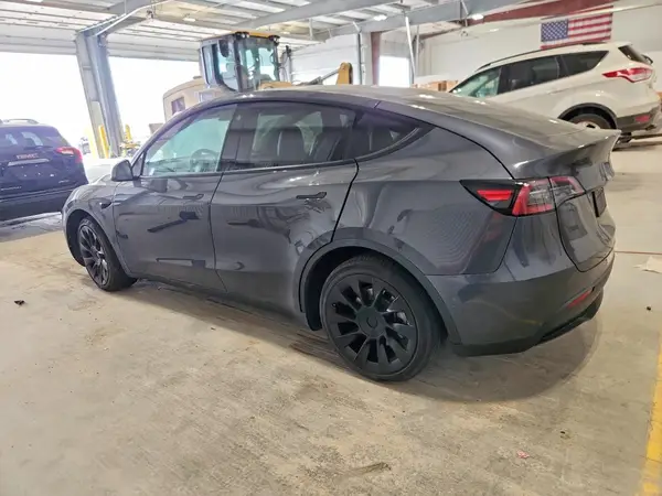 7SAYGDEE2NF387480 2022 TESLA MODEL Y - Image 2