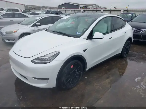 7SAYGDEE2NF420882 2022 TESLA MODEL Y - Image 2