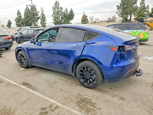 7SAYGDEE2NF429596 2022 TESLA MODEL Y - Image 2