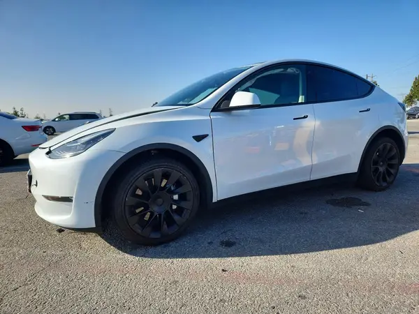 7SAYGDEE2NF439349 2022 TESLA MODEL Y - Image 1