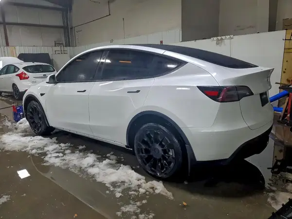 7SAYGDEE2PF606411 2023 TESLA MODEL Y - Image 2