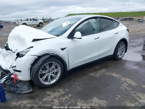 7SAYGDEE2PF686311 2023 TESLA MODEL Y - Image 2