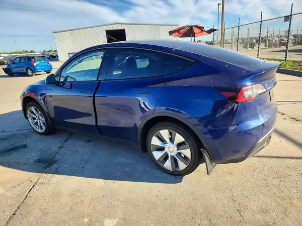 7SAYGDEE2PF704306 2023 TESLA MODEL Y - Image 2