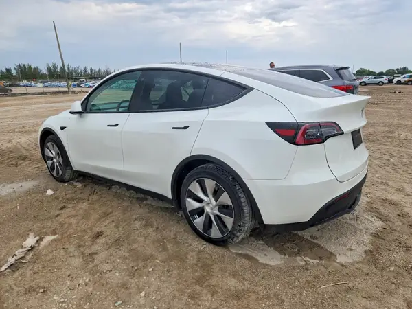 7SAYGDEE2PF778955 2023 TESLA MODEL Y - Image 2