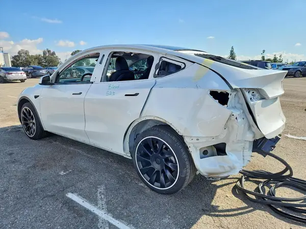7SAYGDEE2PF827619 2023 TESLA MODEL Y - Image 2