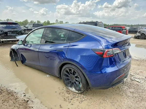 7SAYGDEE2PF856098 2023 TESLA MODEL Y - Image 2
