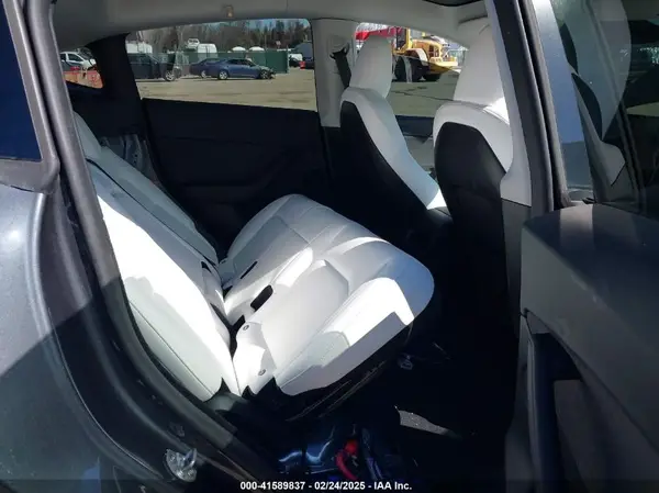 7SAYGDEE2PF883687 2023 TESLA MODEL Y - Image 8