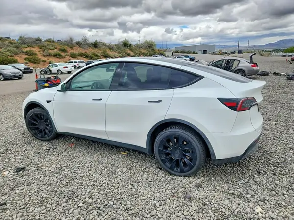7SAYGDEE2PF895726 2023 TESLA MODEL Y - Image 2