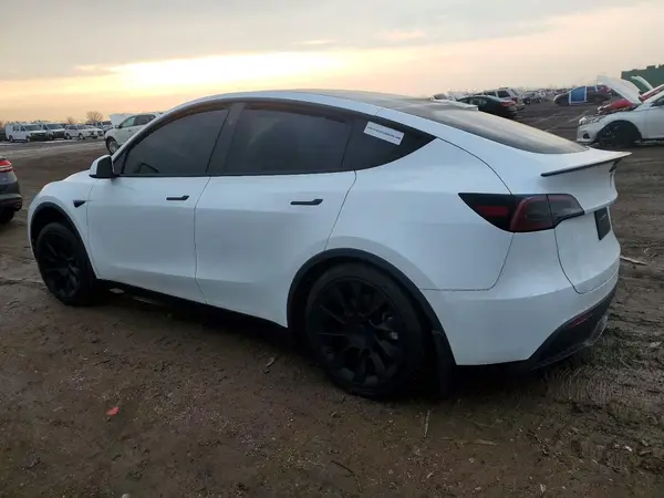 7SAYGDEE2RA269013 2024 TESLA MODEL Y - Image 2