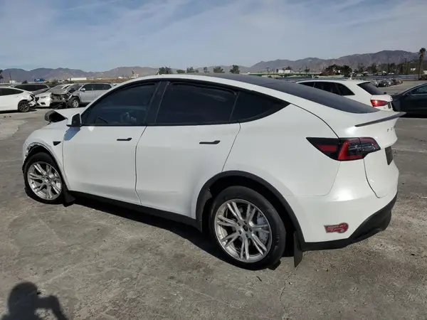 7SAYGDEE2RF070708 2024 TESLA MODEL Y - Image 2