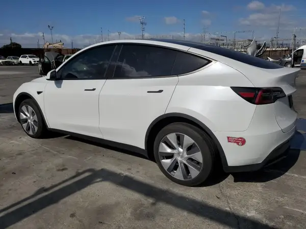 7SAYGDEE2RF090540 2024 TESLA MODEL Y - Image 2