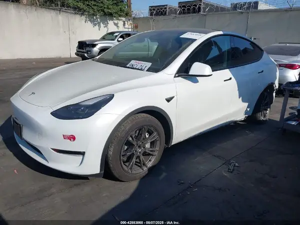 7SAYGDEE2RF121527 2024 TESLA MODEL Y - Image 2
