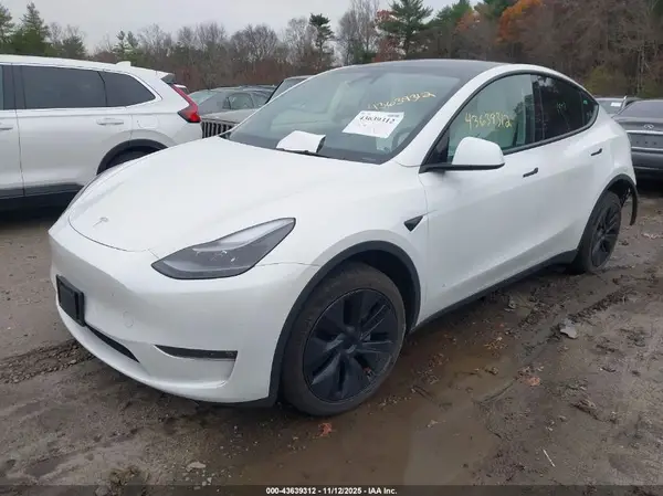 7SAYGDEE2RF160988 2024 TESLA MODEL Y - Image 2