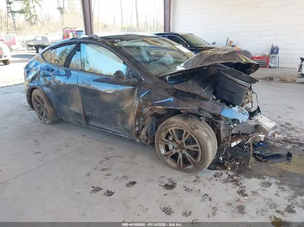7SAYGDEE2RF200793 2024 TESLA MODEL Y - Image 1