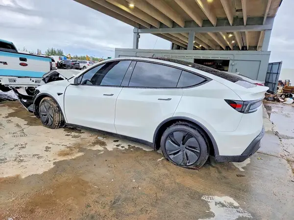 7SAYGDEE2TA458851 2026 TESLA MODEL Y - Image 2