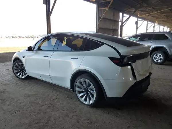 7SAYGDEE2TF321475 2026 TESLA MODEL Y - Image 2