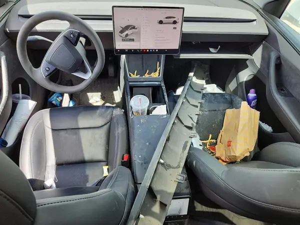 7SAYGDEE2TF416022 2026 TESLA MODEL Y - Image 8