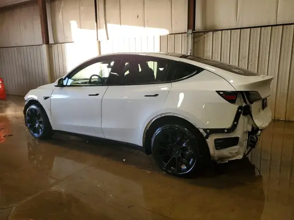 7SAYGDEE3NF327269 2022 TESLA MODEL Y - Image 2