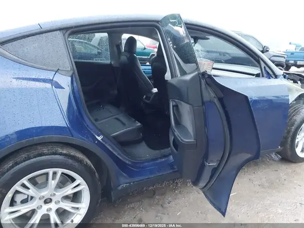 7SAYGDEE3NF362863 2022 TESLA MODEL Y - Image 8