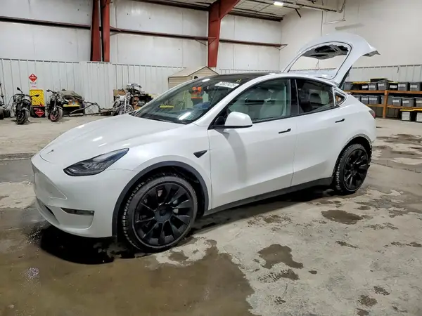 7SAYGDEE3NF417585 2022 TESLA MODEL Y - Image 1